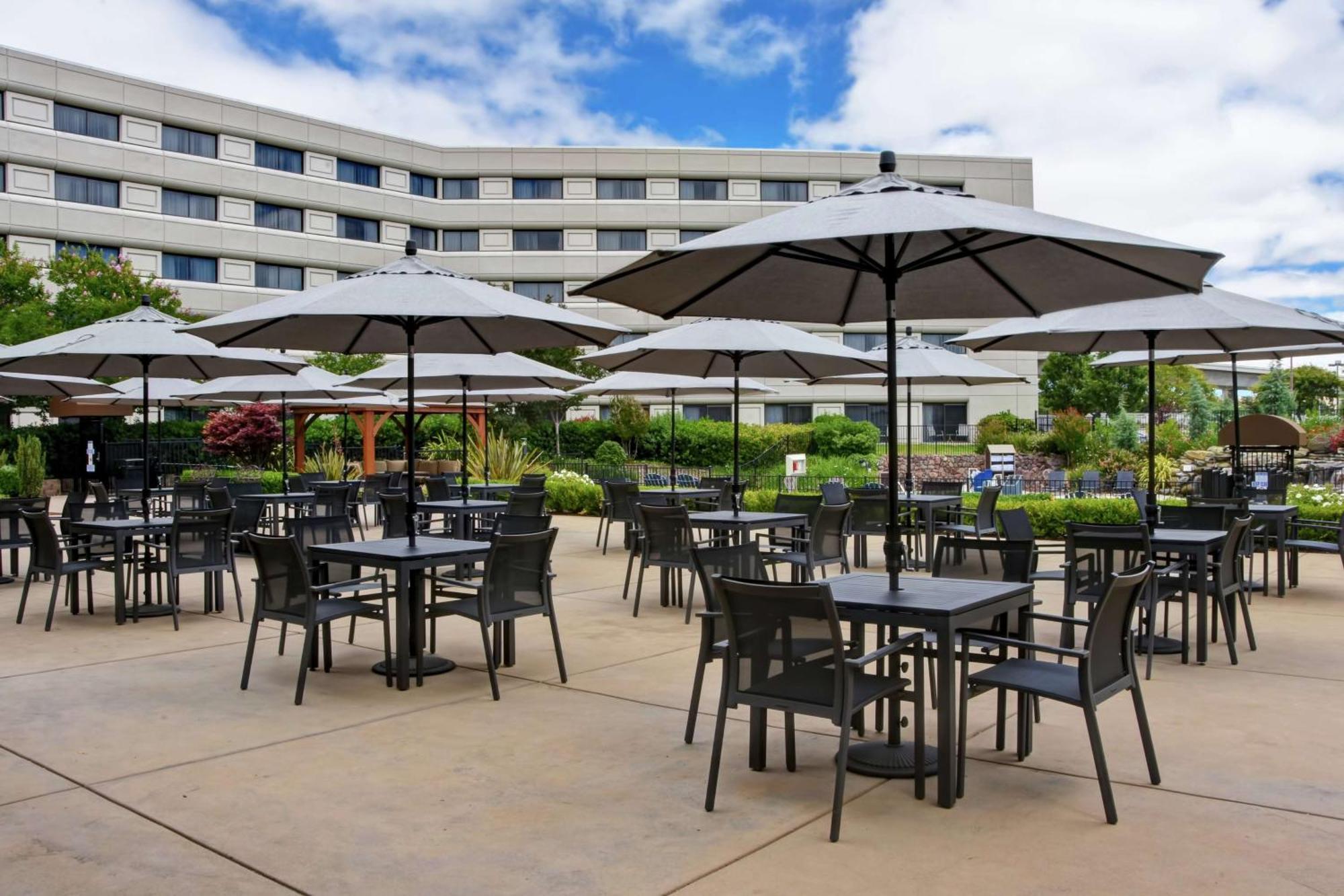 Doubletree By Hilton Pleasanton At The Club Otel Dış mekan fotoğraf